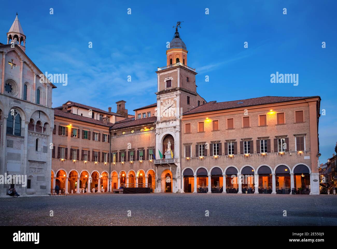 Modena, Italia. Edificio storico del Municipio al tramonto Foto Stock