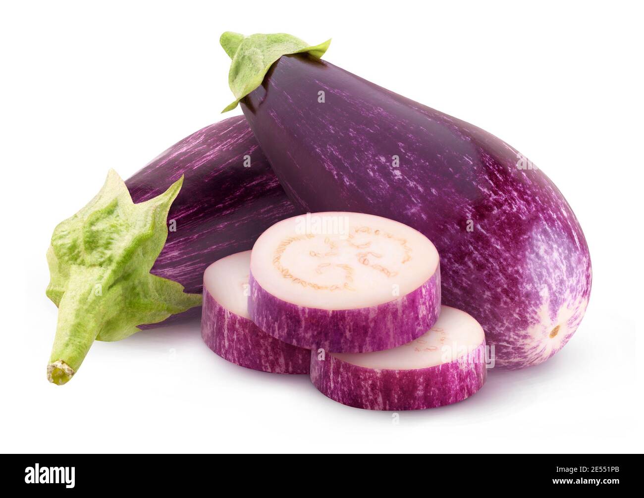 Melanzane grezze isolate. Melanzane intere e tagliate isolate su sfondo bianco con percorso di ritaglio Foto Stock