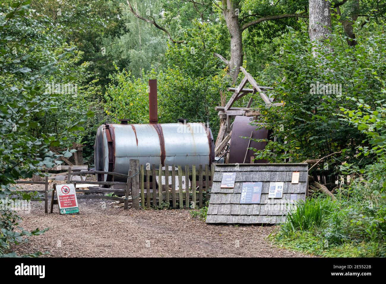 Exeter replica Kiln che fa carbone al Westonbirt Coppice, Westonbirt il National Arboretum, Gloucestershire, Inghilterra, Regno Unito Foto Stock