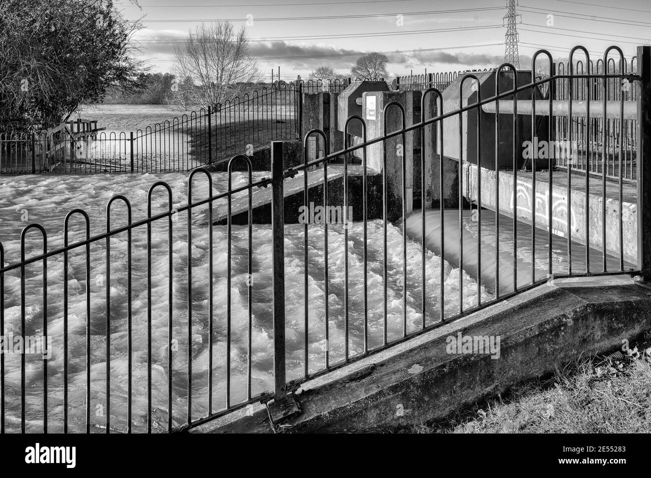 Overtoping acque alluvionali (gennaio 2021) a Clifton Ings Intake sluice, Rawcliffe, York, Regno Unito Foto Stock