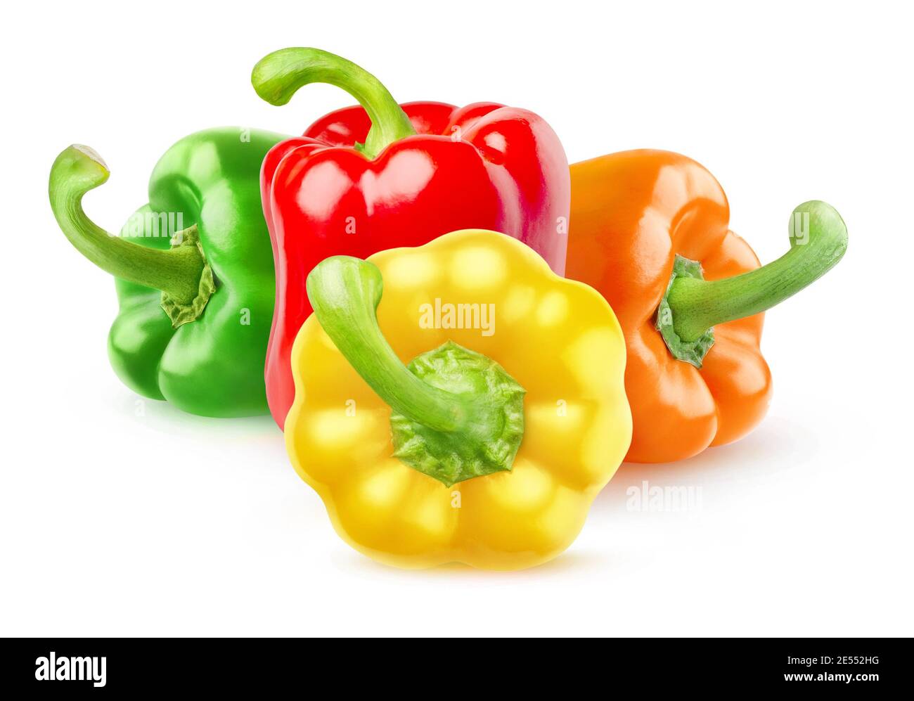 Peperoni isolati. Quattro peperoni di diversi colori (rosso, verde, giallo, arancione) isolati su sfondo bianco Foto Stock
