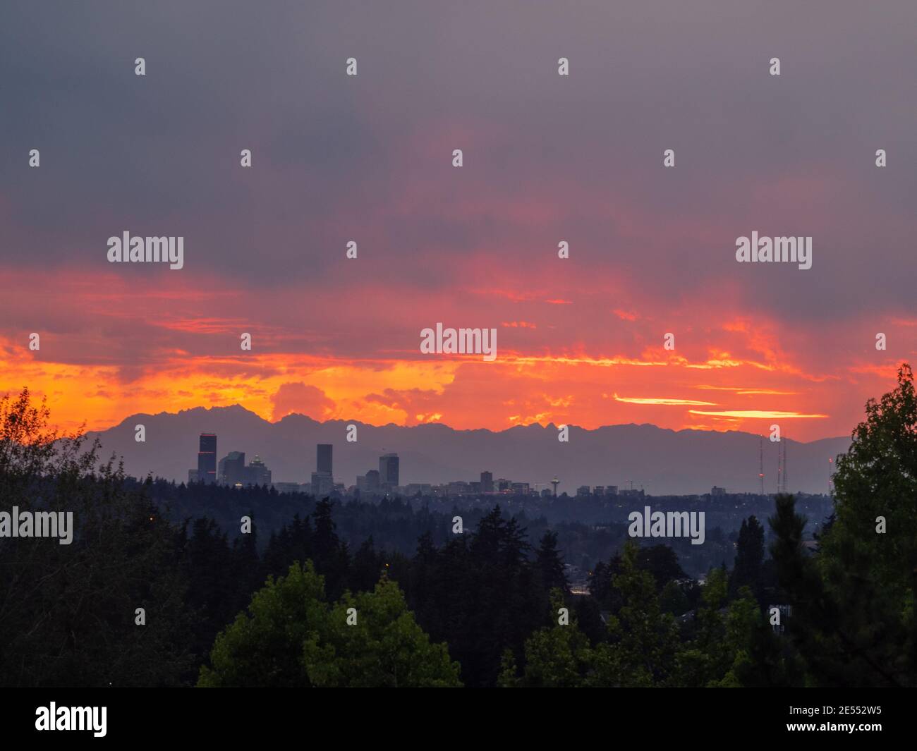 Vista dello skyline del tramonto di Seattle in una giornata di sole. Foto Stock