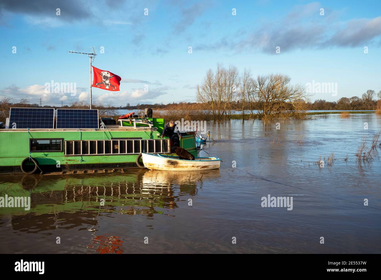 Acque alluvionali (gennaio 2021) su entrambi i lati del fiume Ouse, Water End, Clifton, York, Regno Unito Foto Stock