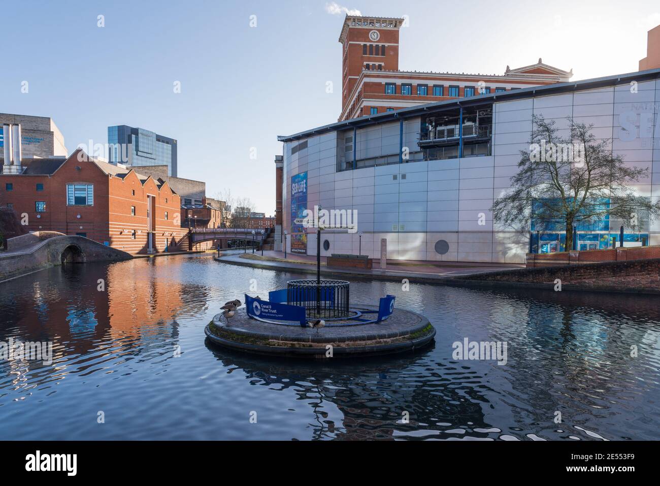 Birmingham Sealife Centre e Brindley Place viste dalla rete dei canali nel centro di Birmingham Foto Stock