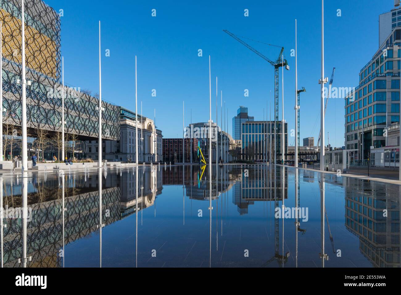 La rinnovata Centenary Square di Birmingham include una fontana a specchio e fontane decorative Foto Stock