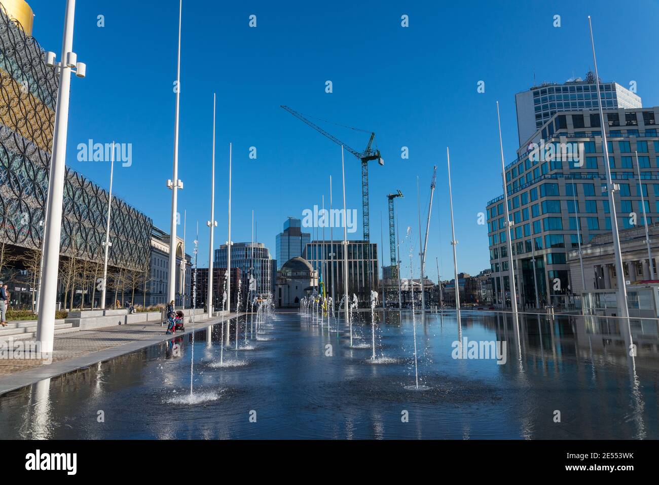 La rinnovata Centenary Square di Birmingham include una fontana a specchio e fontane decorative Foto Stock
