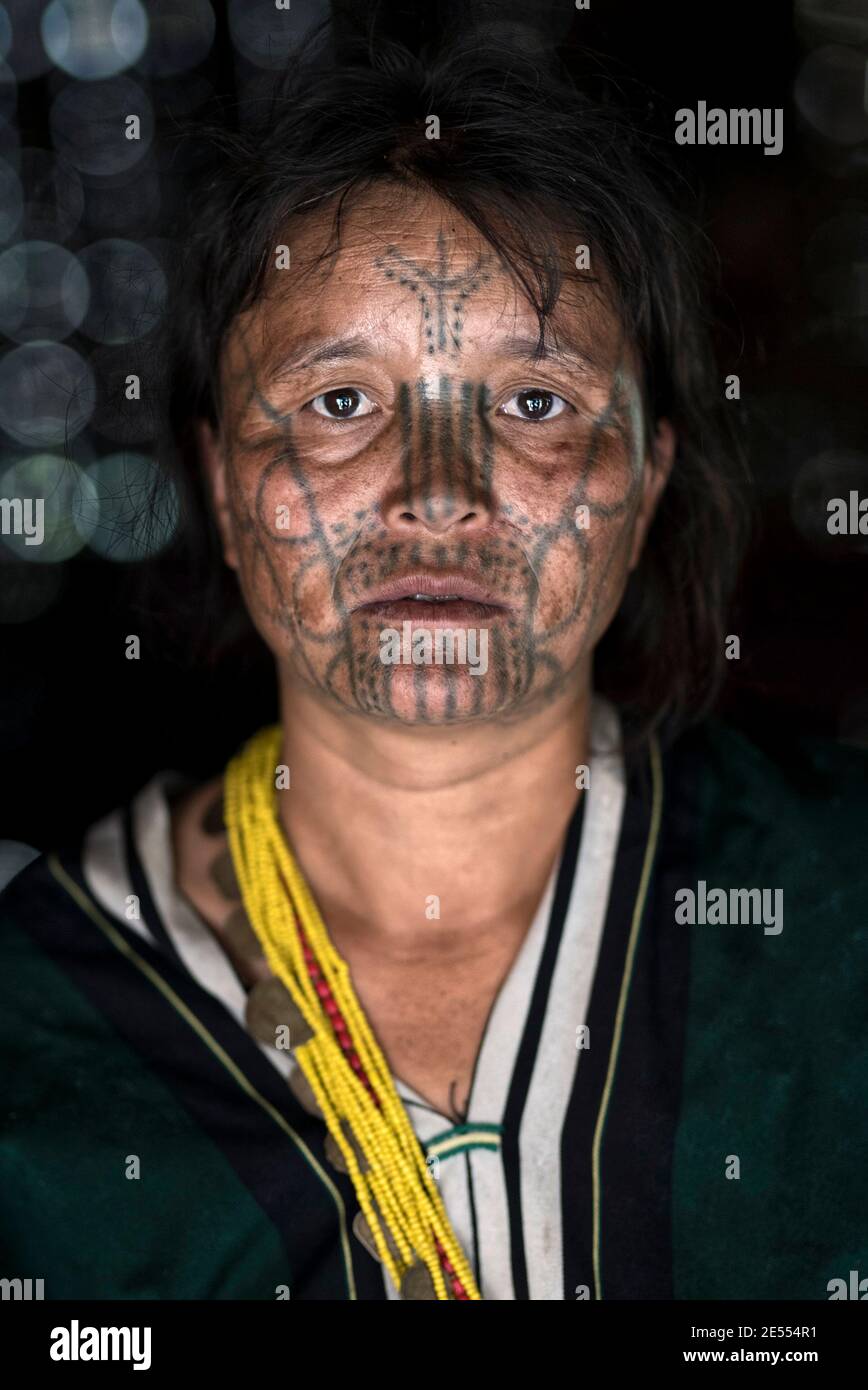 Si dice che i diversi stili di design si riferiscano alla tribù a cui appartengono le donne. CHIN STATE, MYANMAR: QUESTE tribeswomen sono l'ultima del loro genere a poppa Foto Stock