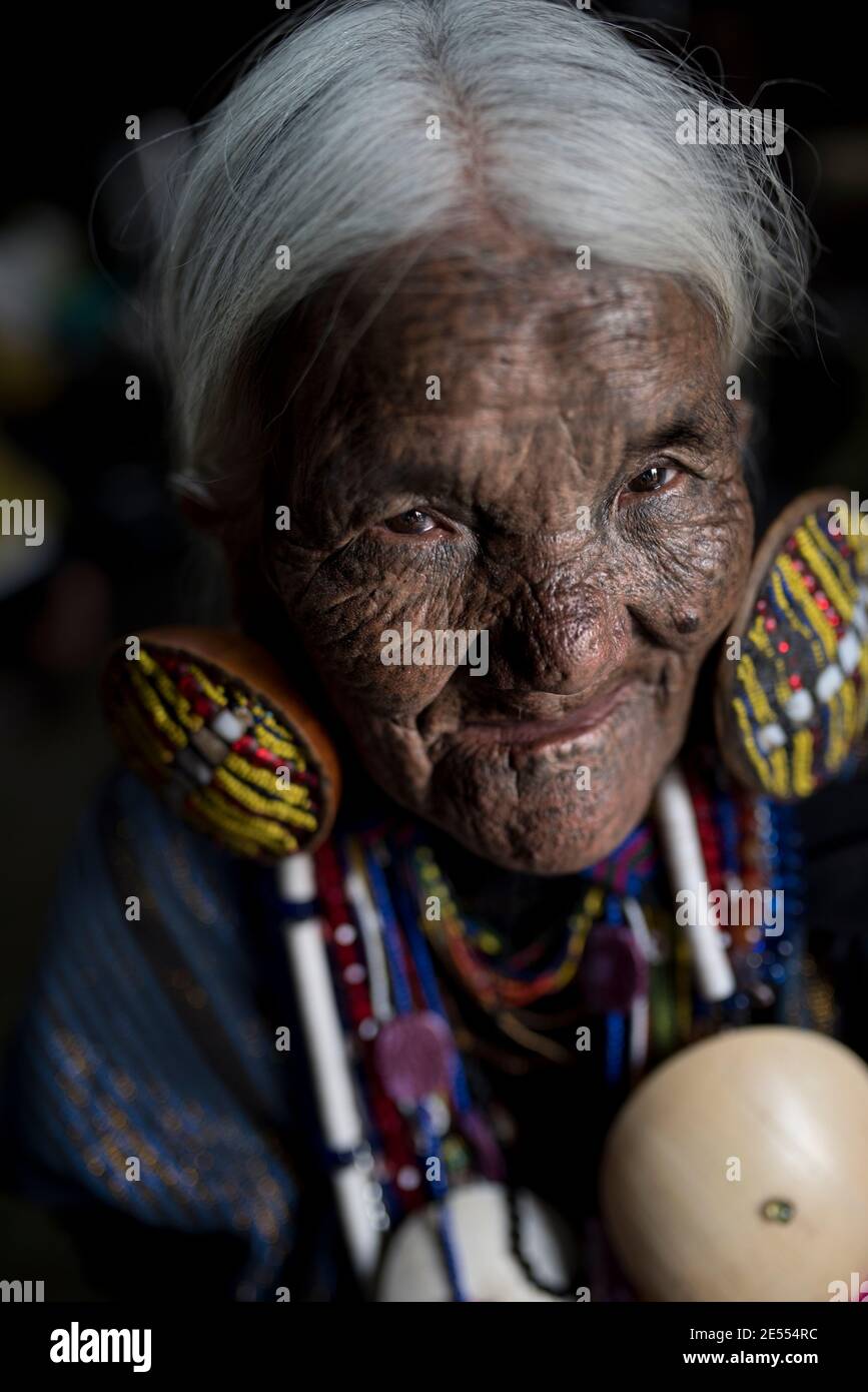 Membro del clan M'kaan. CHIN STATE, MYANMAR: QUESTE tribeswomen sono l'ultima del loro genere dopo che un divieto del governo ha posto fine a un fa di mille anni Foto Stock