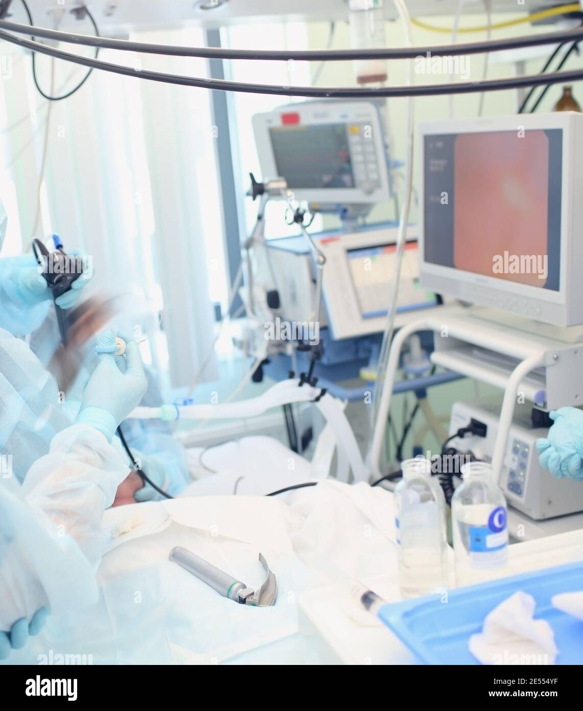 Procedura medica durante il controllo video nell'ICU. Foto Stock