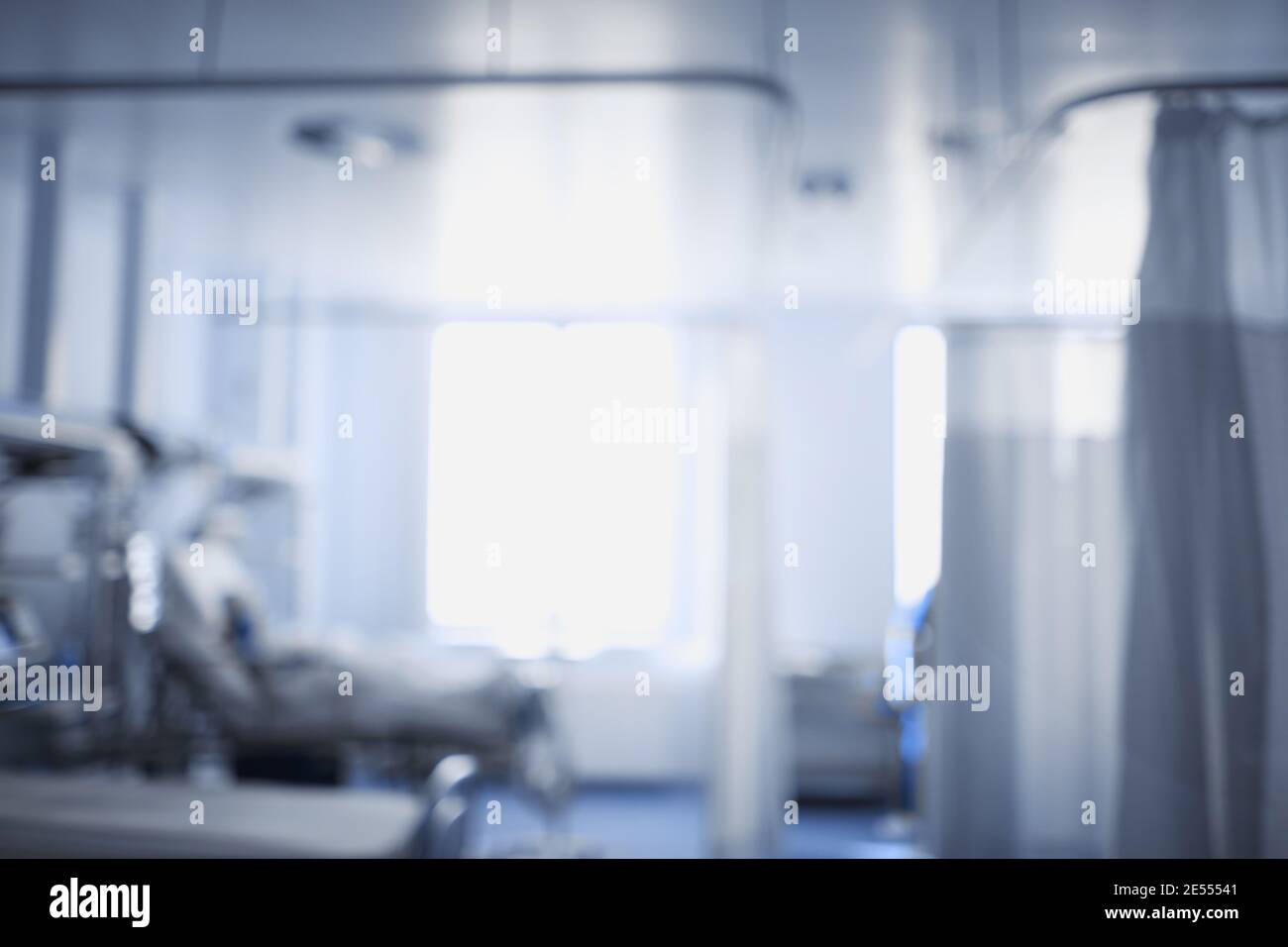 Camera d'ospedale offuscata, sfondo non focalizzato. Foto Stock