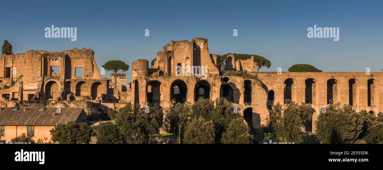 Die Hauptstadt Italiens, ist eine kosmopolitische Großstadt, die fast 3.000 Jahre Kunstgeschichte, Architektur und Kultur vorweisen kann. Foto Stock