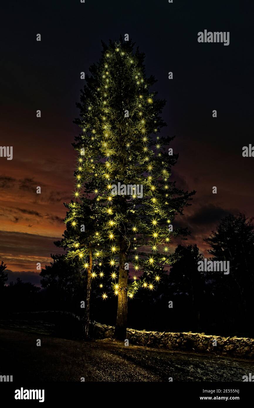 Albero di Cristo illuminato di Uskela Chiesa al crepuscolo di Natale. Salo, Finlandia. 2020. Foto Stock