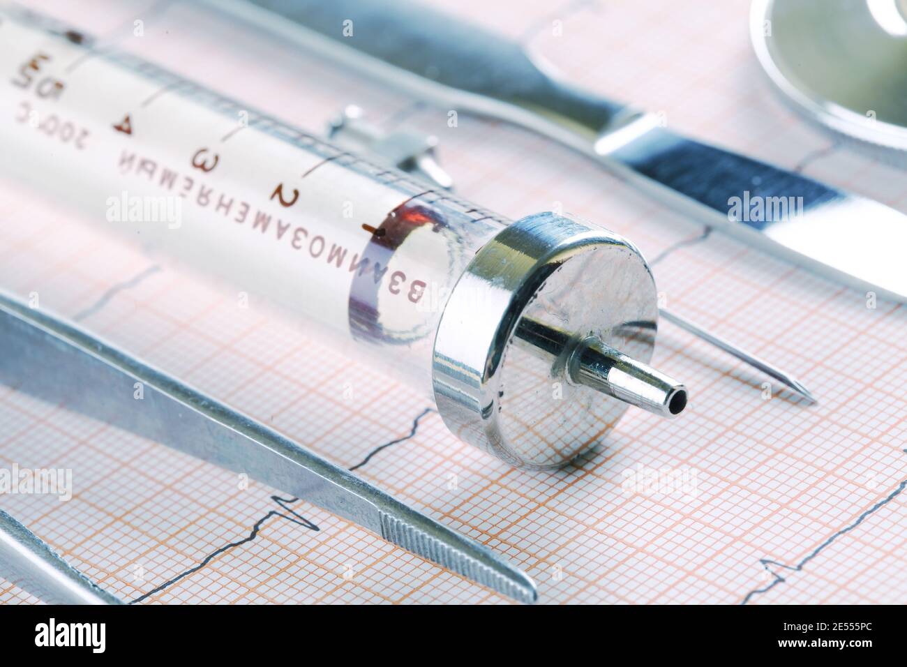 Strumenti medici obsoleti che si trovano sulla carta ECG. Foto Stock