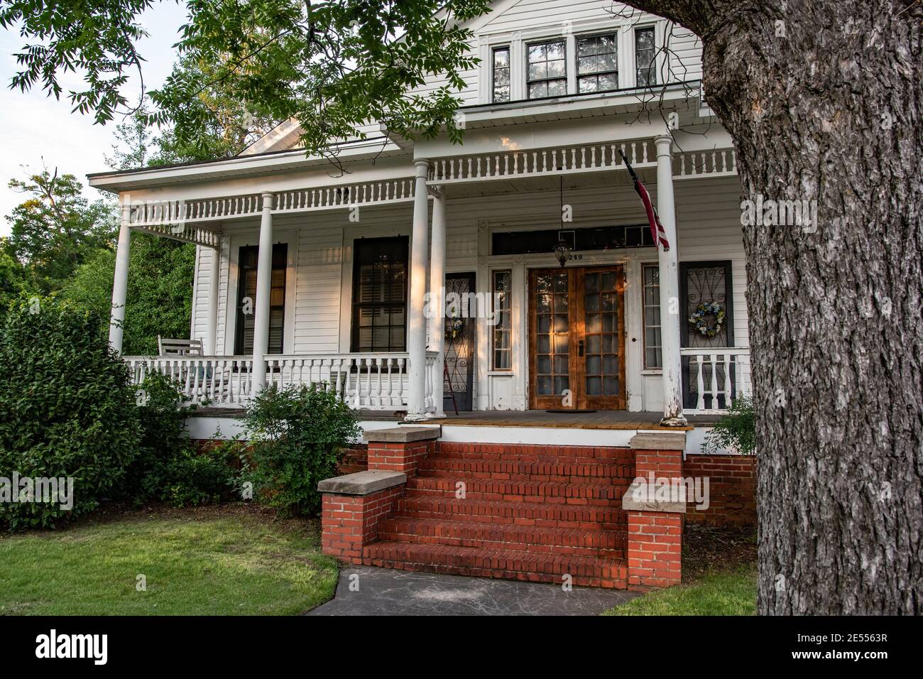 Prattville, Alabama/USA-4 luglio 2018: Un primo piano di un portico avvolgente di una delle case storiche del diciannovesimo secolo nel centro di Prattville. Foto Stock