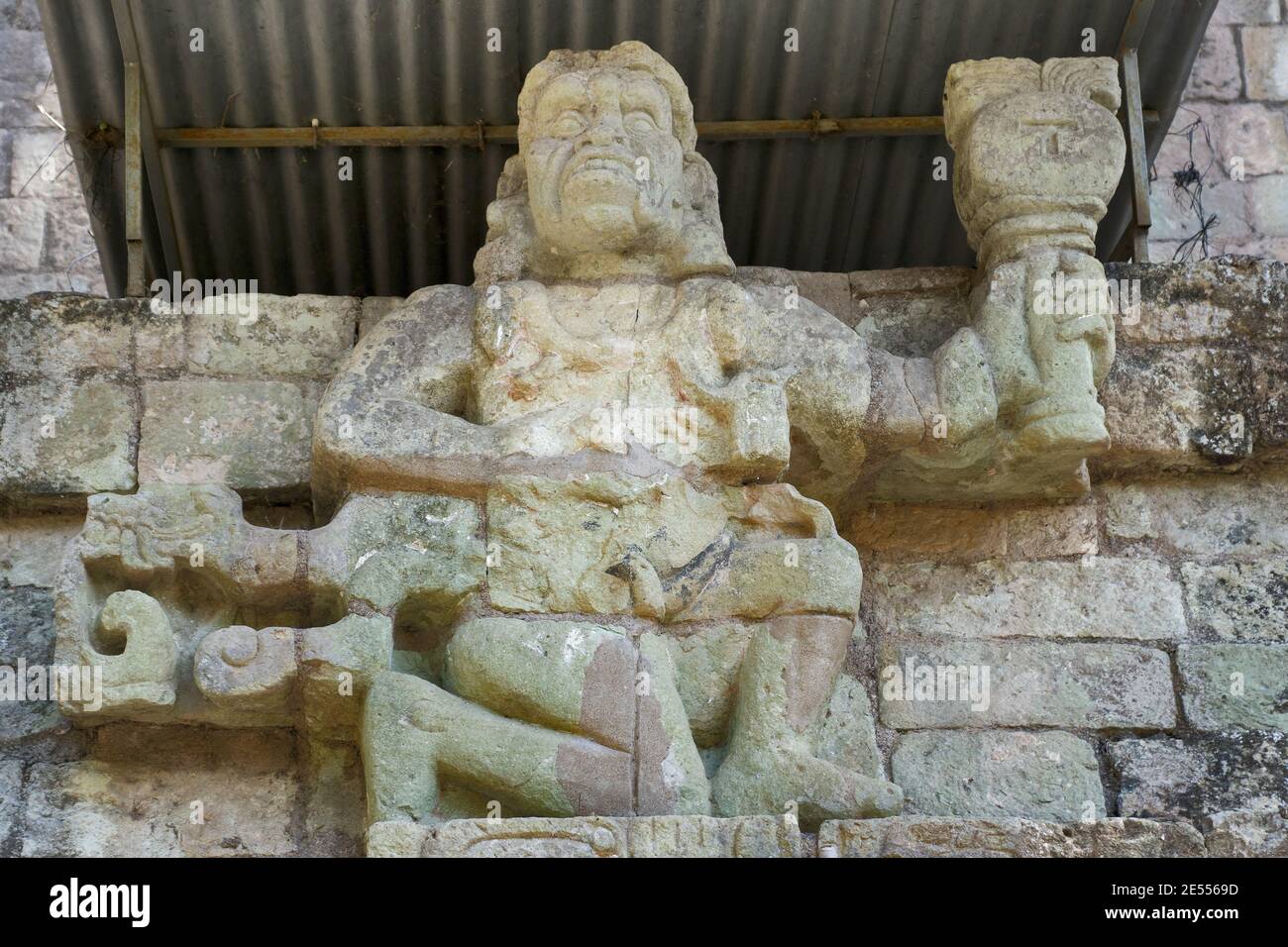 Copan, Honduras: Una delle due sculture simiane sul Tempio 11, forse raffigurante dèi scimmie urlatrici. Copan è un sito archeologico nei pressi del Guatemala Foto Stock