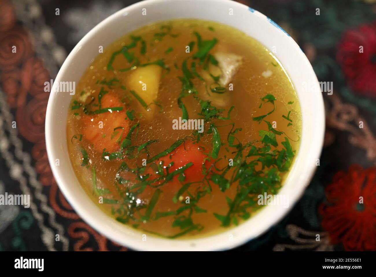 Ciotola con shurpa sul tavolo nel ristorante Foto Stock