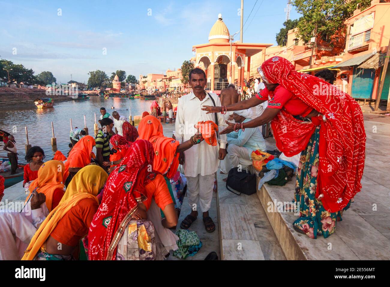 Chitrakoot, Madhya Pradesh, India : UN gruppo di pellegrini dal Rajasthan si trova a Ramghat sul fiume Mandakini dove durante il loro periodo di esilio Signore R. Foto Stock