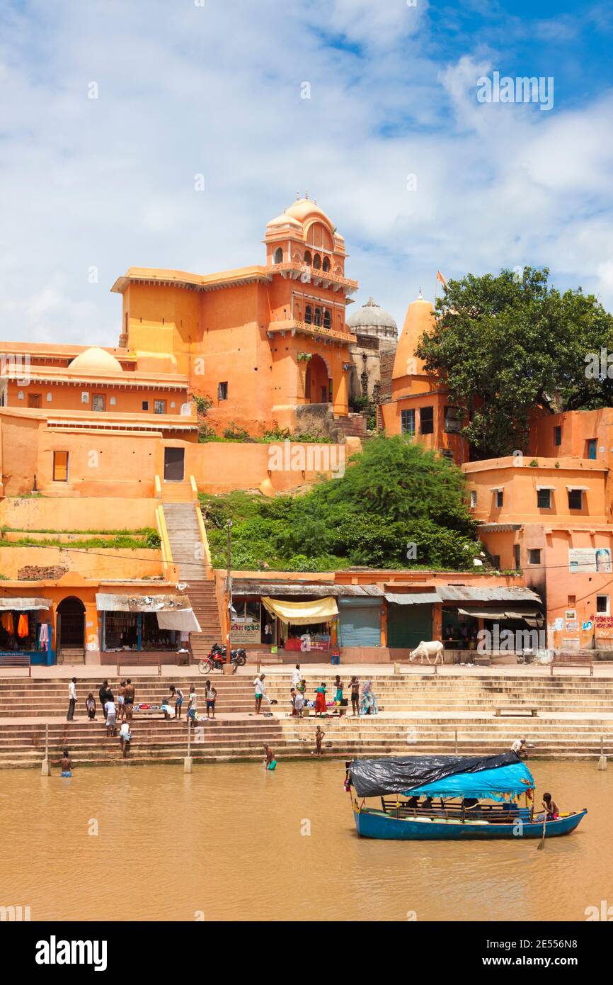 Chitrakoot, Madhya Pradesh, India : UNA barca naviga sul fiume Mandakini passando il tempio di Kamadgiri a Ramghat, dove durante il loro periodo di esilio Lord RAM Foto Stock