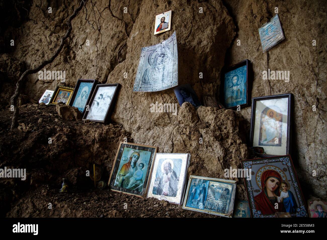 Almaty, Qazaqstan - Oktober, 02, 2020: Icone ortodosse sul sito dello skete distrutto nelle montagne della regione dell'Almaty. Vista laterale inferiore Foto Stock