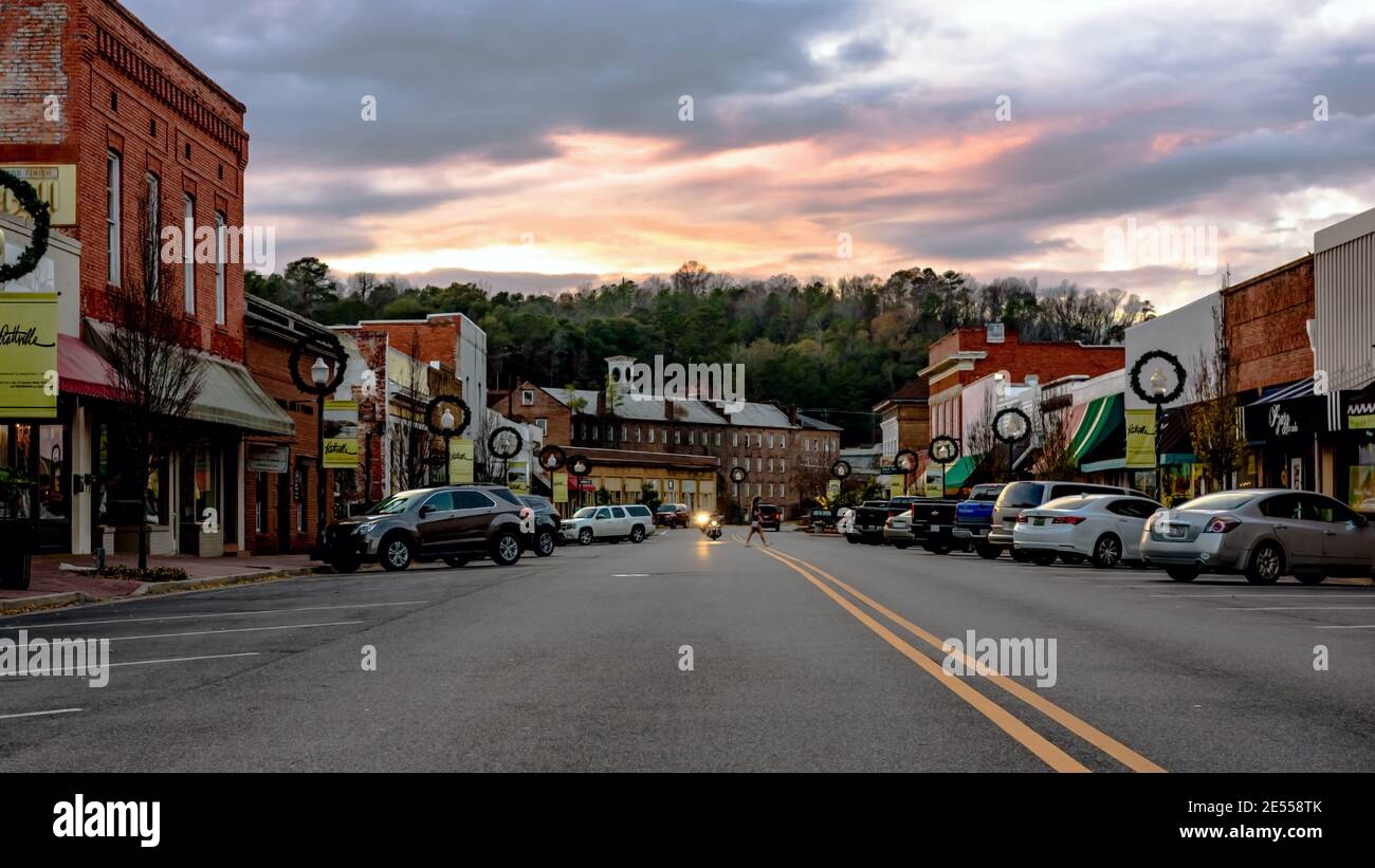 Prattville, Alabama, Stati Uniti d'America - 26 dicembre 2016: Strada principale Prattville decorato per Natale. Foto Stock