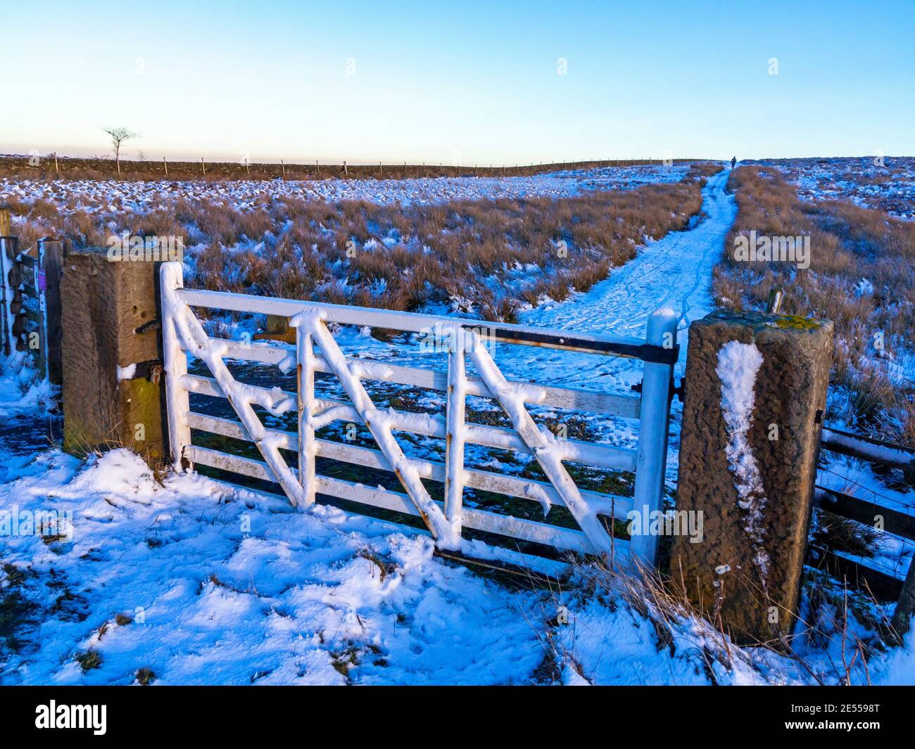 Neve e cancello sul sentiero nel paesaggio invernale su Totley Moor nel Peak District National Park Derbyshire Inghilterra Regno Unito Foto Stock