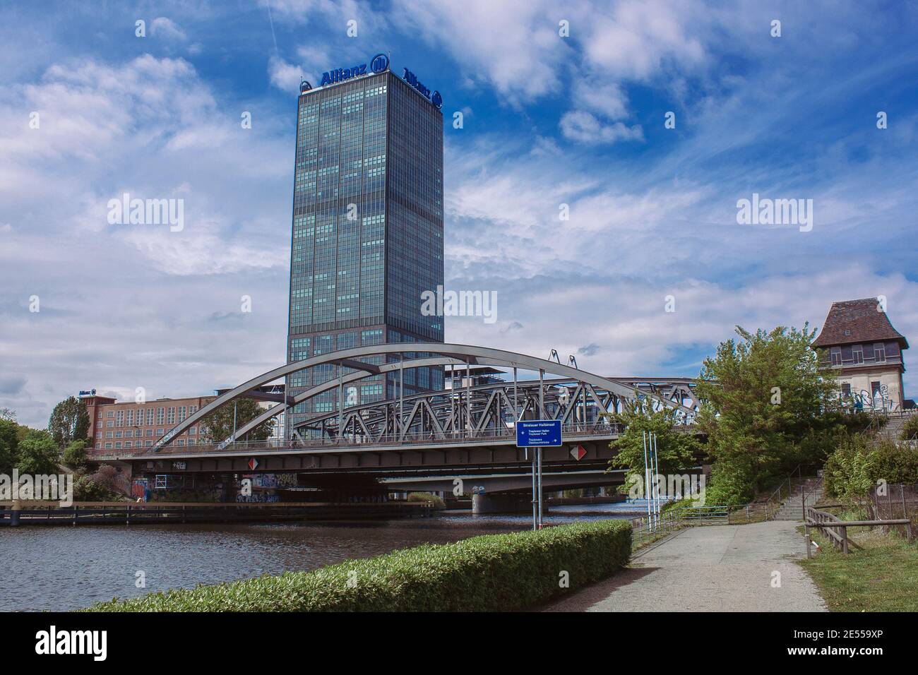 Vista del ponte e grattacielo a Berlino per il compagnia assicurativa Foto Stock