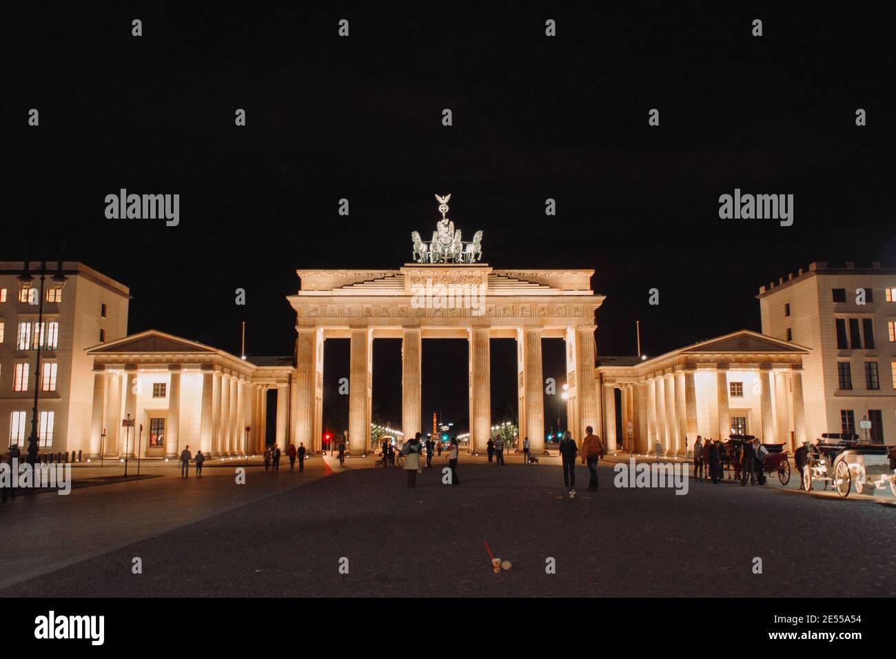 Berlin Brandenburger Tor di notte con la gente Foto Stock