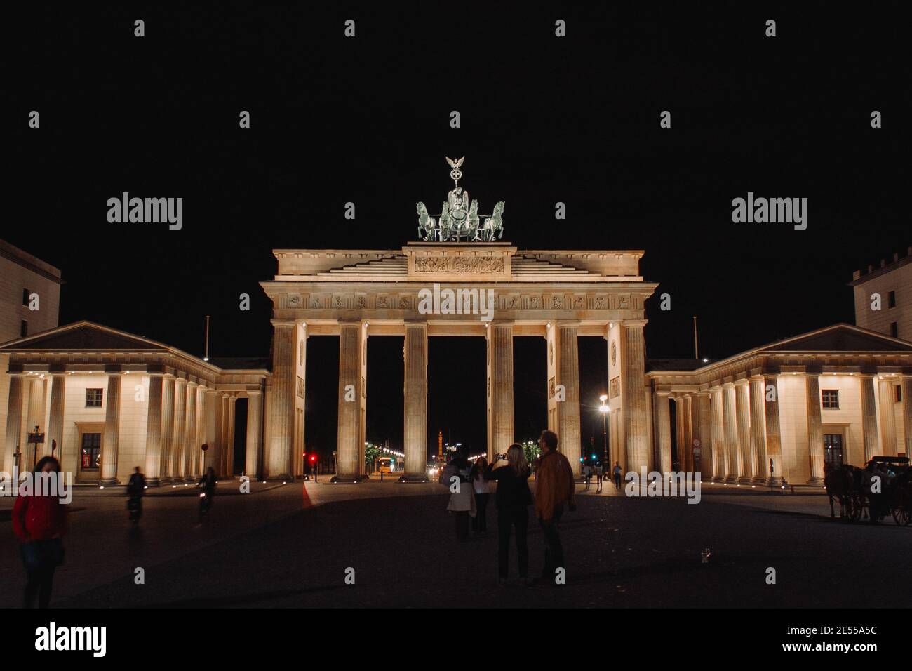 Berlin Brandenburger Tor di notte con la gente Foto Stock