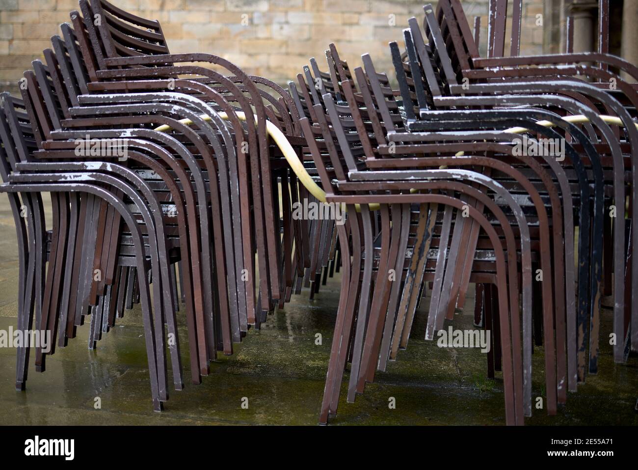 Sedie sulla terrazza di un ristorante durante il periodo di reclusione Di Covid-19 Foto Stock