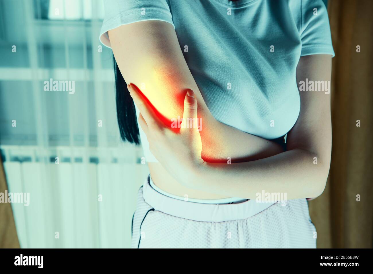 Lesioni alle articolazioni,. Spasmo sul braccio della ragazza. Foto Stock