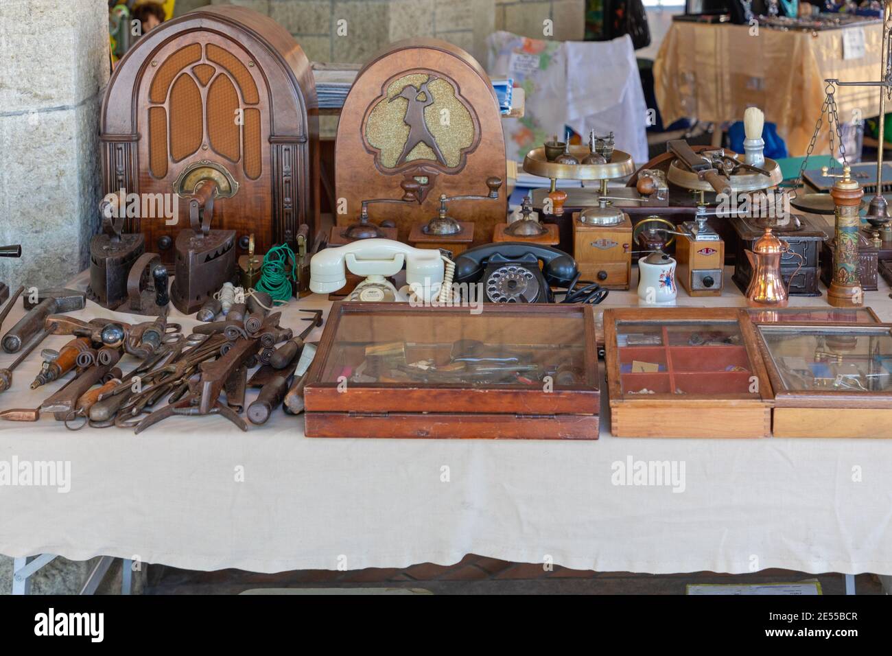 San Marino - 16 giugno 2019: Radiomobili e telefoni antichi al mercato delle pulci nella Repubblica di San Marino. Foto Stock
