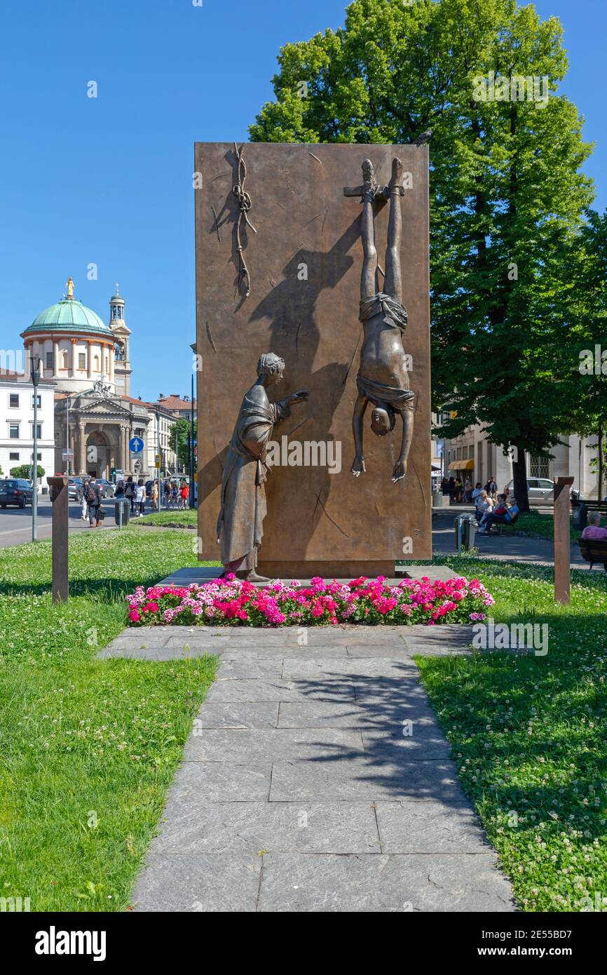 Bergamo, Italia - 13 giugno 2019: Memoriale della Guerra del Muro di bronzo di Giacomo Manzu dedicato alle vittime della resistenza italiana a Bergamo, Italia. Foto Stock