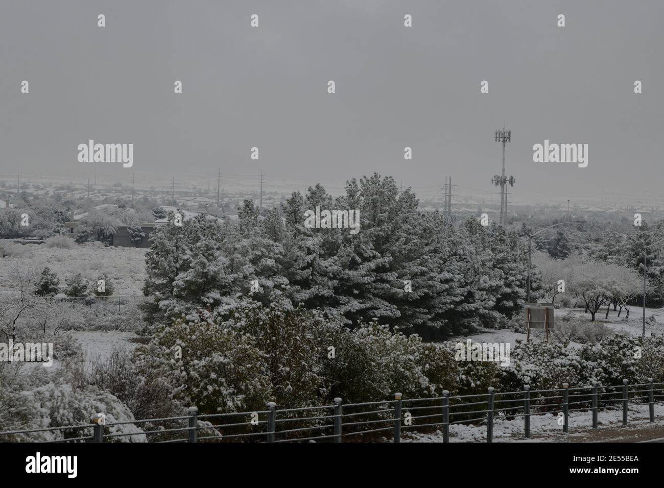 Las Vegas NV, Stati Uniti. 26 gennaio 2021. Insolita nevicata nel nord-ovest di Las Vegas, Nevada, il 26 gennaio 2021. Credit: Dee CEE carter/Media Punch/Alamy Live News Foto Stock