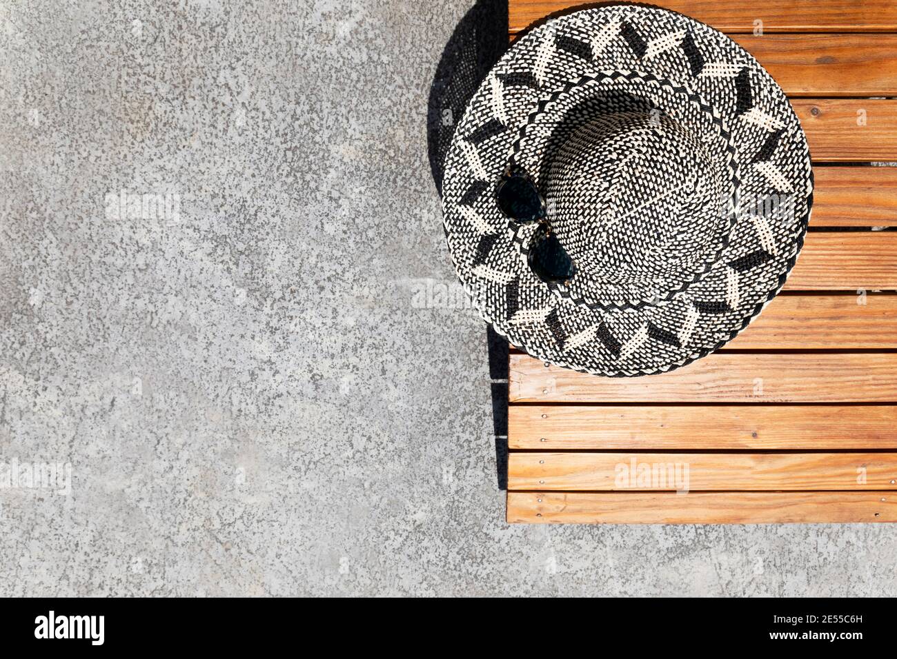 Sedia a sdraio, cappello, occhiali da sole, cemento Foto Stock