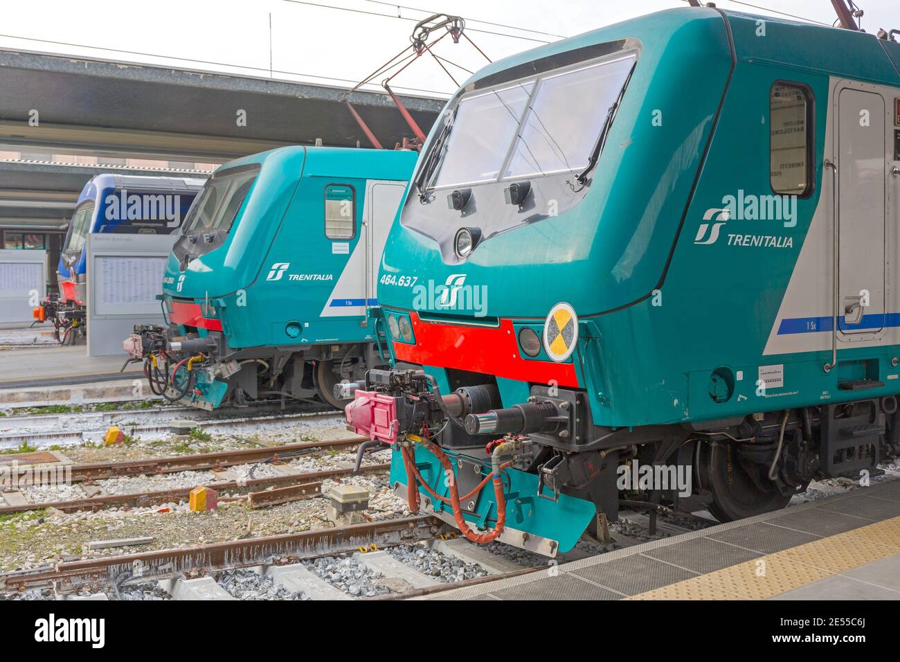 Venezia, Italia - 9 gennaio 2017: Locomotiva Trenitalia al binario della stazione ferroviaria di Venezia, Italia. Foto Stock