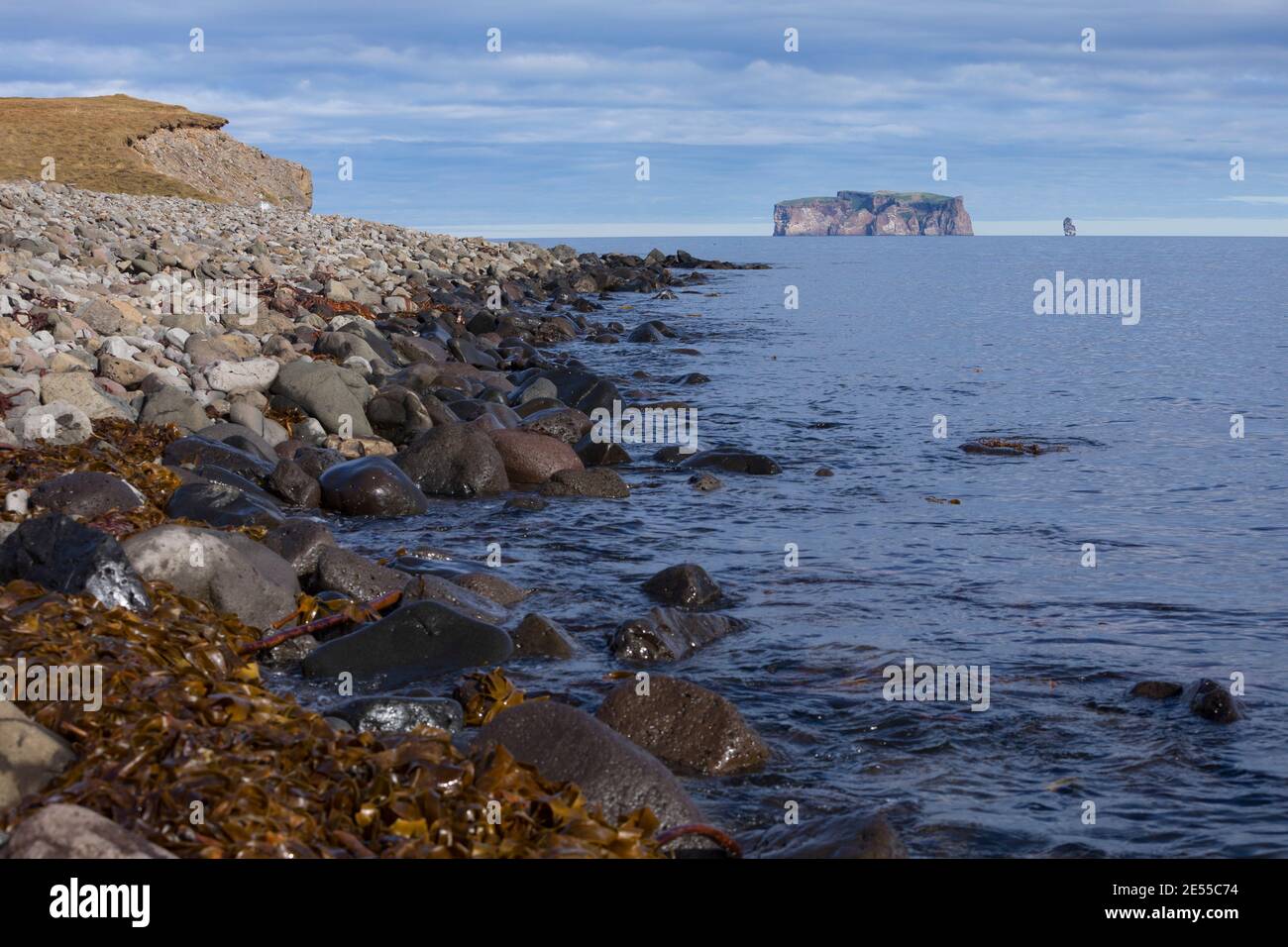 Skagafjörður, Skagafjördur, Fjord, Drangey, isländische Insel in der Mitte des Fjordes Skagafjörður, Vogelinseln, Vogelfelsen, Reykir - Grettislaug, N. Foto Stock