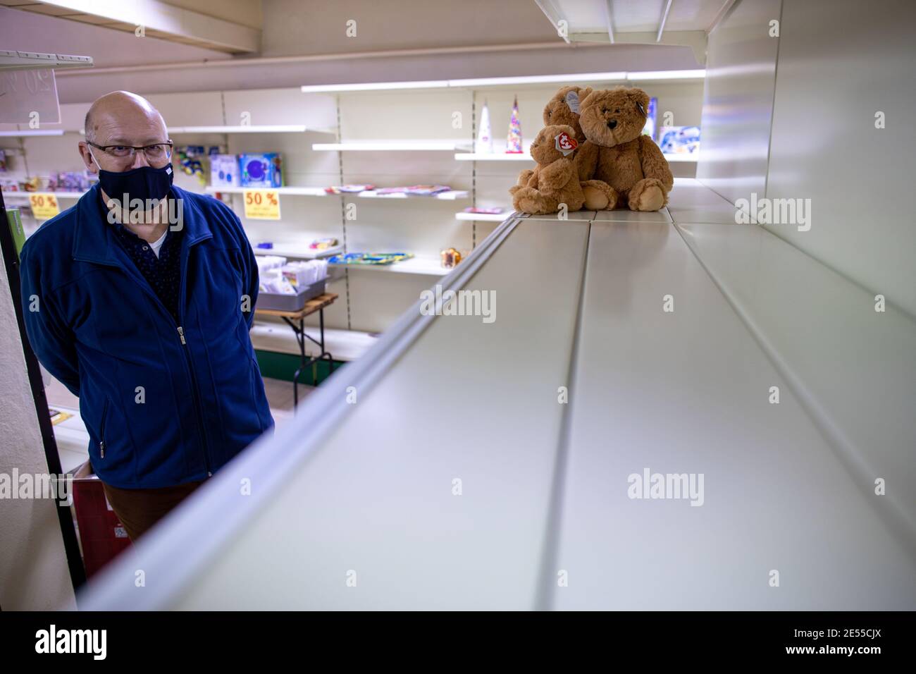 12 novembre 2020, Meclemburgo-Pomerania occidentale, Wittenburg: Hans-Joachim Deja colloca gli ultimi orsi peluche su uno scaffale di vendita altrimenti vuoto nel suo negozio di giocattoli nel centro della città. Gestisce il suo negozio di giocattoli dall'ottobre 1992. A causa del calo delle vendite, il negozio chiuderà il 31 dicembre 2020. Ora il negozio di 120 metri quadrati sta avendo una vendita di liquidazione e gli altri articoli sono offerti a prezzi notevolmente ridotti. Foto: Jens Büttner/dpa-Zentralbild/ZB Foto Stock