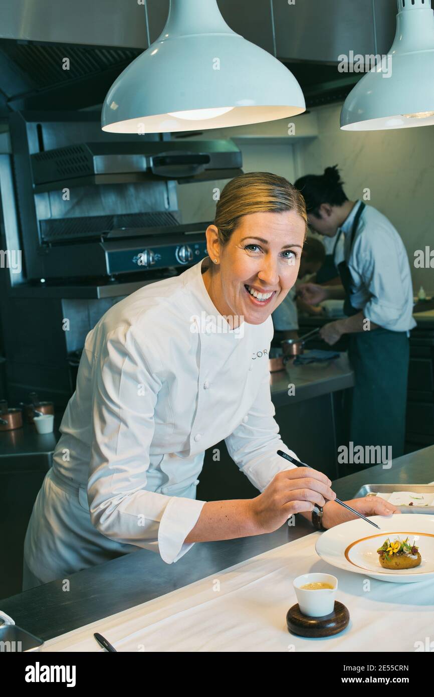 Clare Smyth, chef, prepara un piatto di 'Potato and Roe' al ristorante Core by Clare Smyth nel quartiere di Notting Hill a Londra, Regno Unito Foto Stock