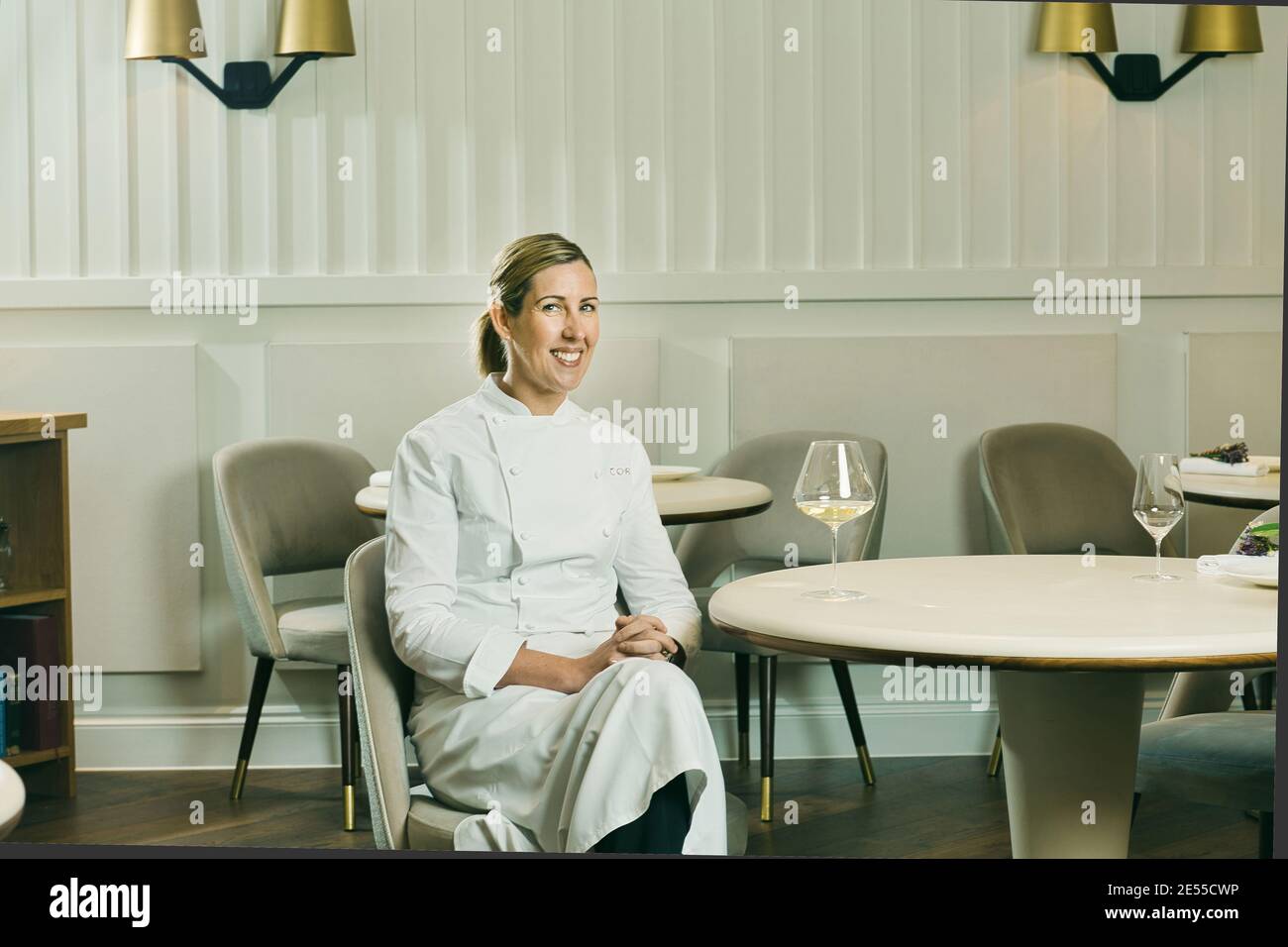 Clare Smyth, chef, propone una fotografia al ristorante Core by Clare Smyth nel quartiere di Notting Hill di Londra UK Foto Stock