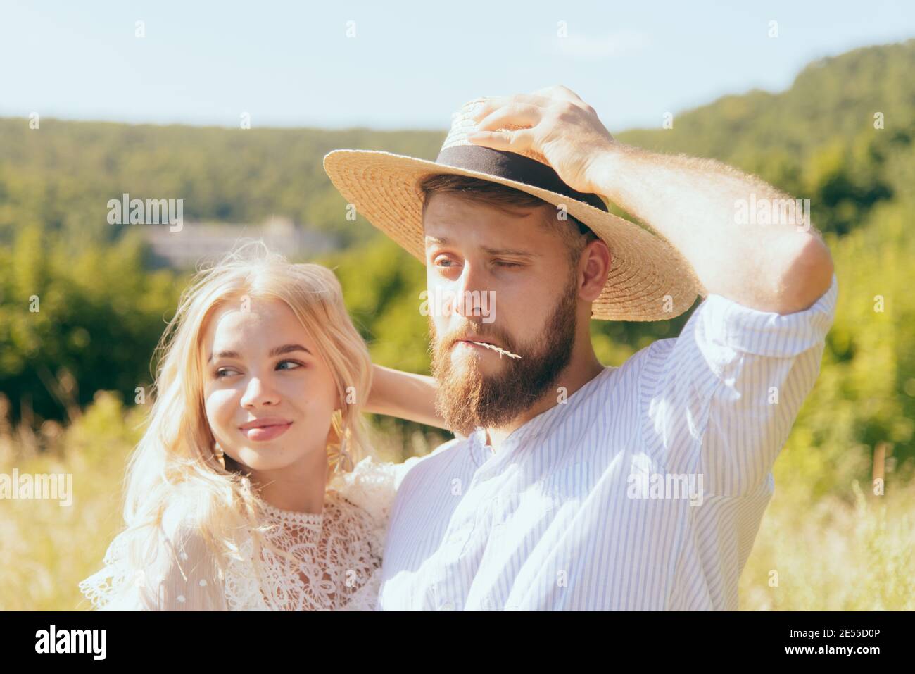 Felice ragazzo di campagna in un cappello si alza con il suo amato ragazza  in estate Foto stock - Alamy