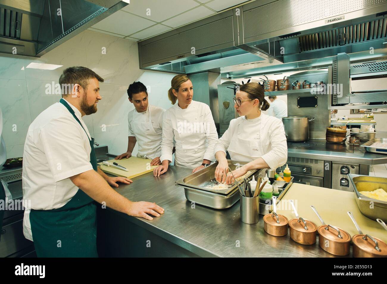 Clare Smyth e il suo team lavorano in cucina al ristorante Core by Clare Smyth nel quartiere di Notting Hill a Londra, Regno Unito Foto Stock