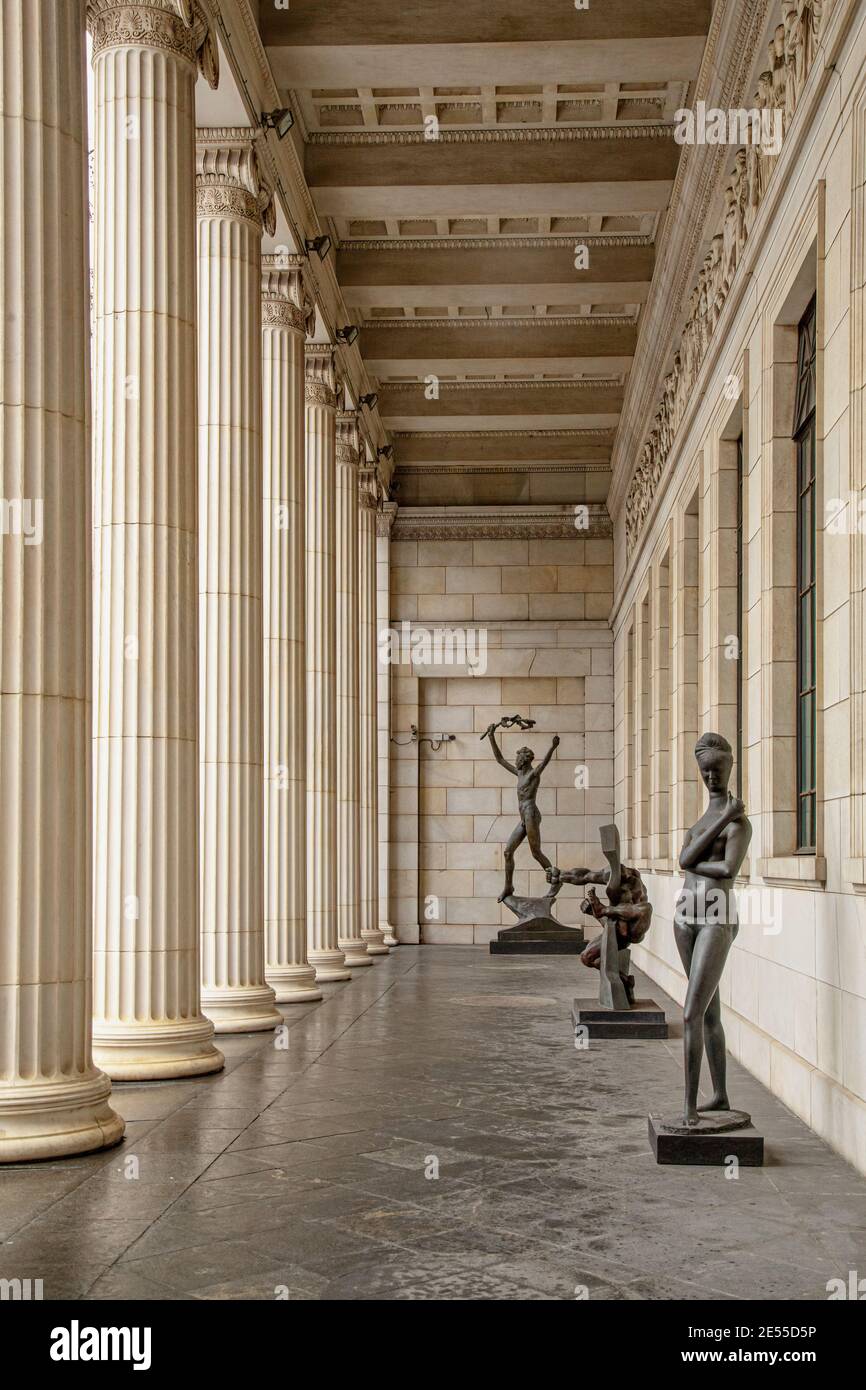 Mosca, Russia - 26 gennaio 2021: Il Museo di Belle Arti di Pushkin è il più grande museo d'arte europea a Mosca. Dettaglio architettonico delle colonne di ordine ionico Foto Stock