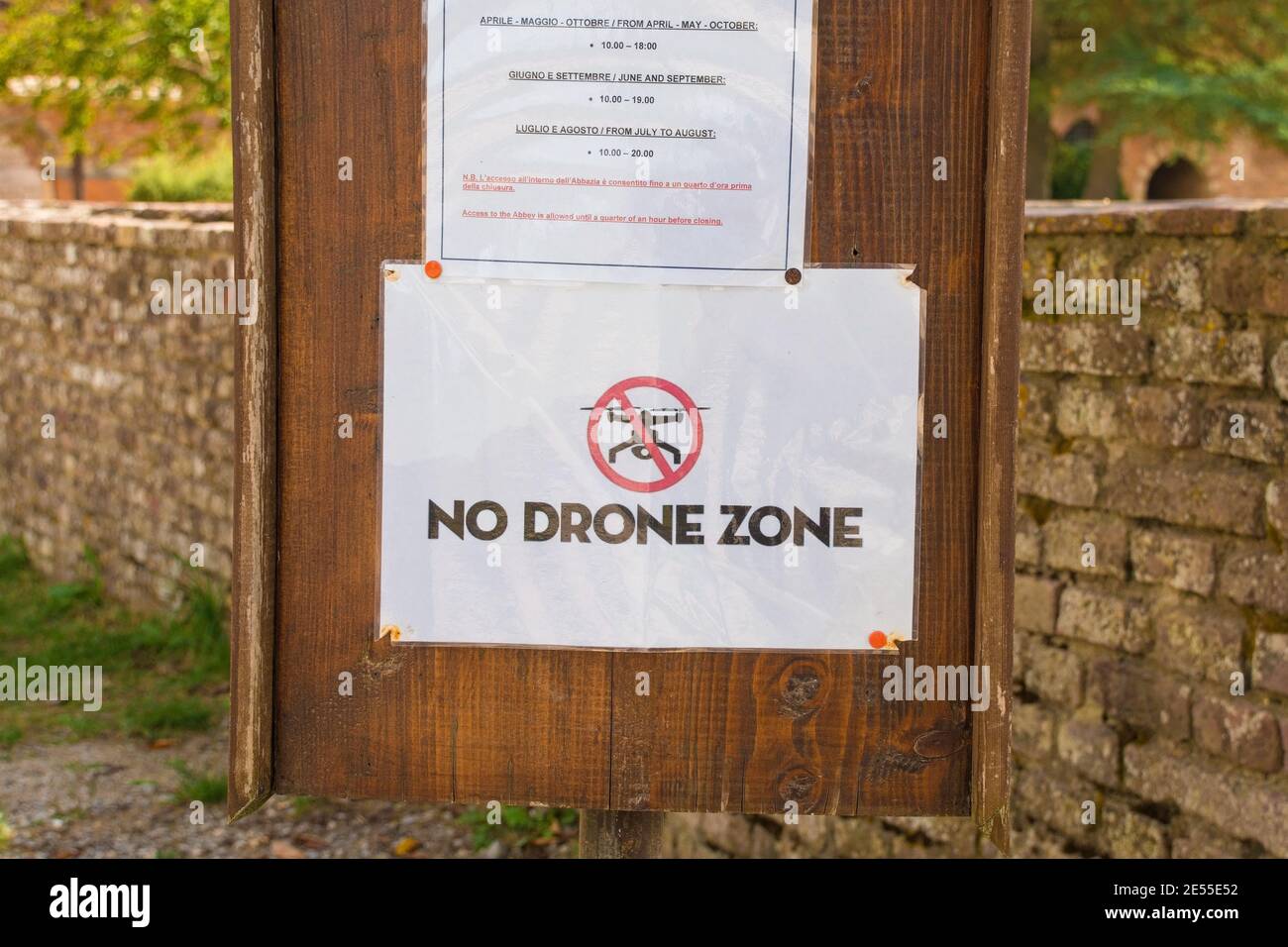 Chiusdino, Italia-7 settembre 2020.UN cartello vicino all'ingresso dei terreni della storica Abbazia di San Galgano avverte i visitatori che non devono utilizzare droni Foto Stock