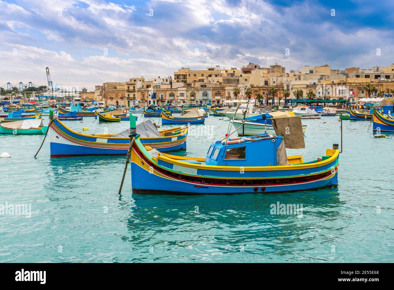 Barche da pesca tipiche nel villaggio di Marsaxlokk sul isola di Malta Foto Stock