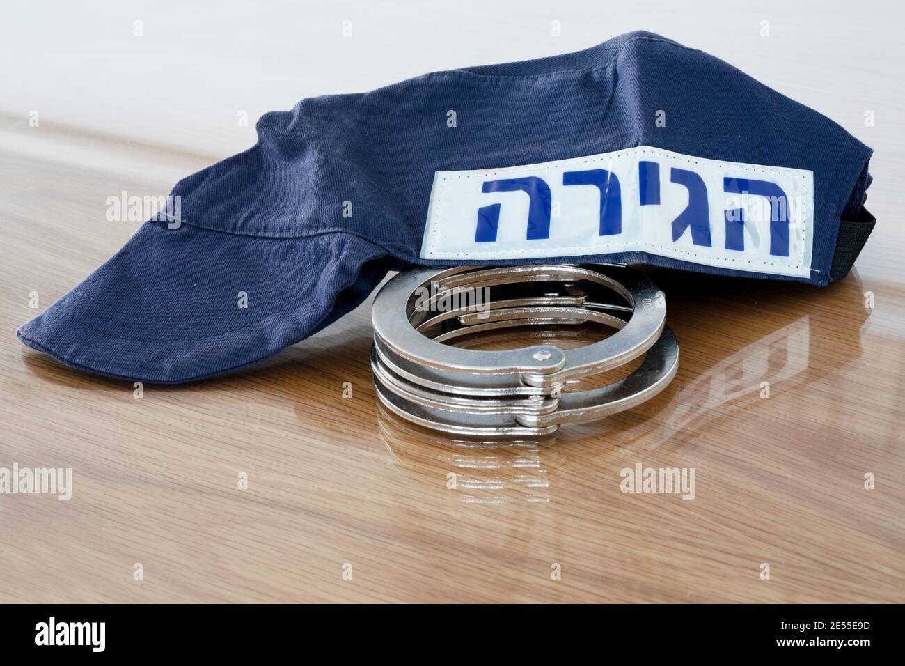 Cappuccio di identificazione e manette del servizio immigrazione. Israele. Foto Stock
