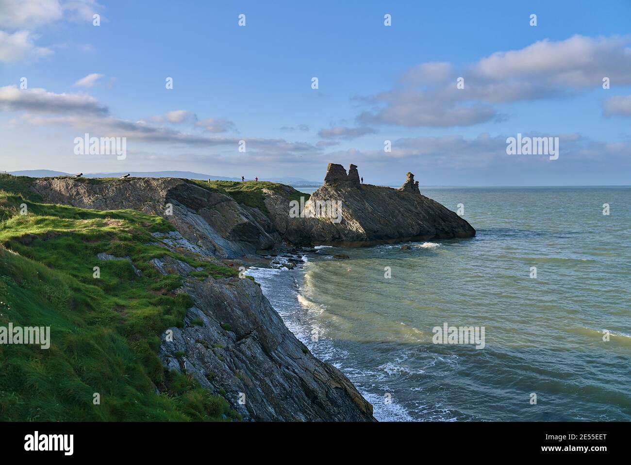 Splendide rovine rocciose lungo la linea costiera di Wicklow, South Quay, Corporation Lands, Co. Wicklow, Irlanda Foto Stock