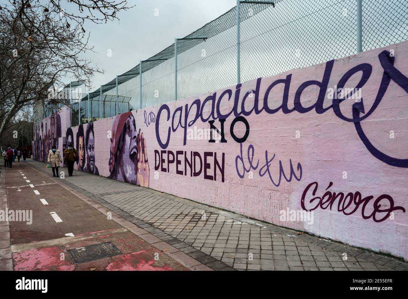 Madrid, Spagna. 26 gennaio 2021. La gente cammina da un murale femminista chiamato 'Unione fa la forza'. Il partito di estrema destra VOX ha proposto la rimozione del murale che alla fine non sarà rimosso dal momento che Ciudadanos Party ha cambiato il suo voto. Nel murale appaiono i volti di 15 donne che fanno parte della storia per la loro lotta a favore dell'uguaglianza. Credit: Marcos del Mazo/Alamy Live News Foto Stock