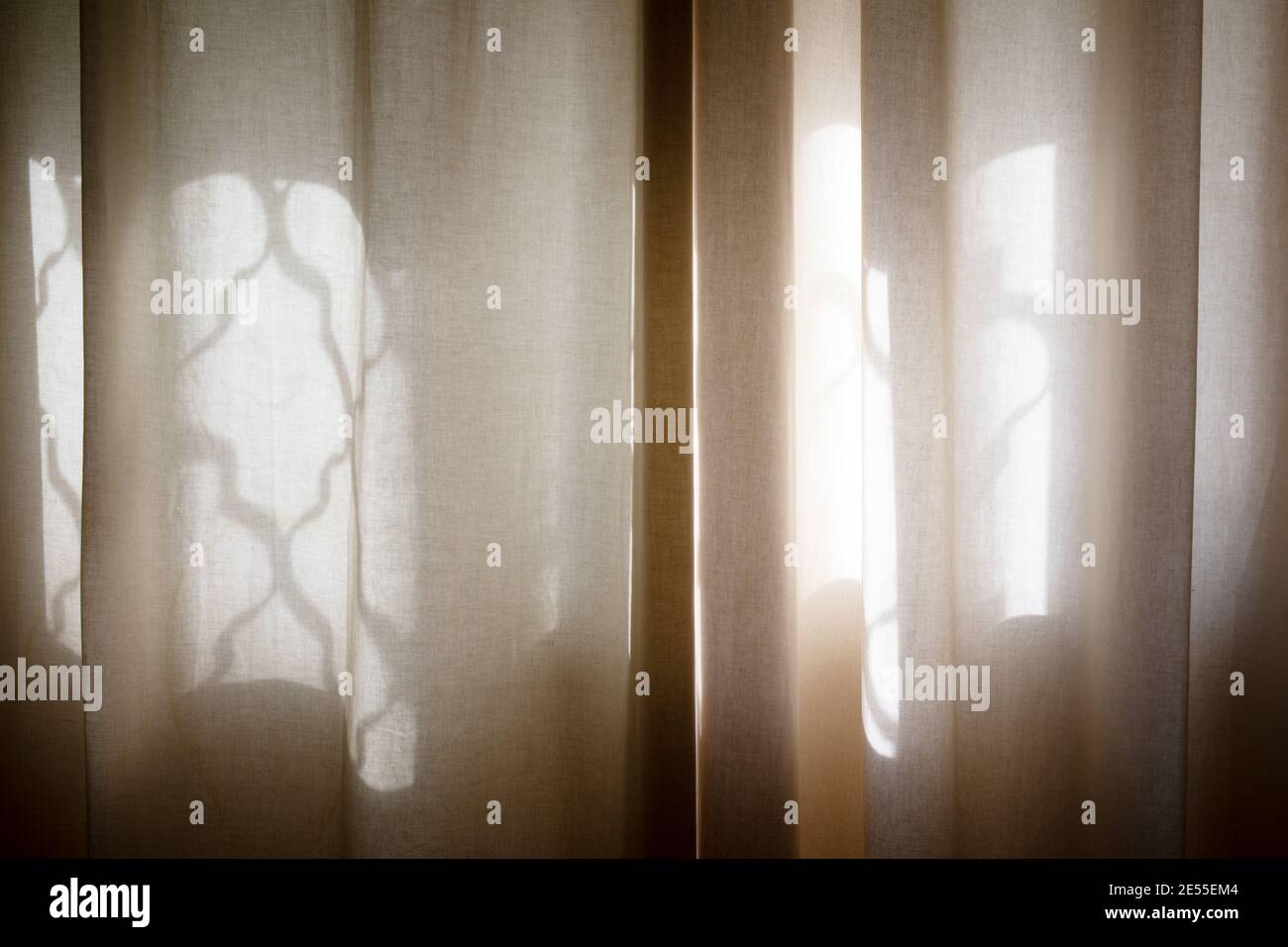 Riflesso di una finestra su una tenda beige. Casa e hotel. Foto Stock