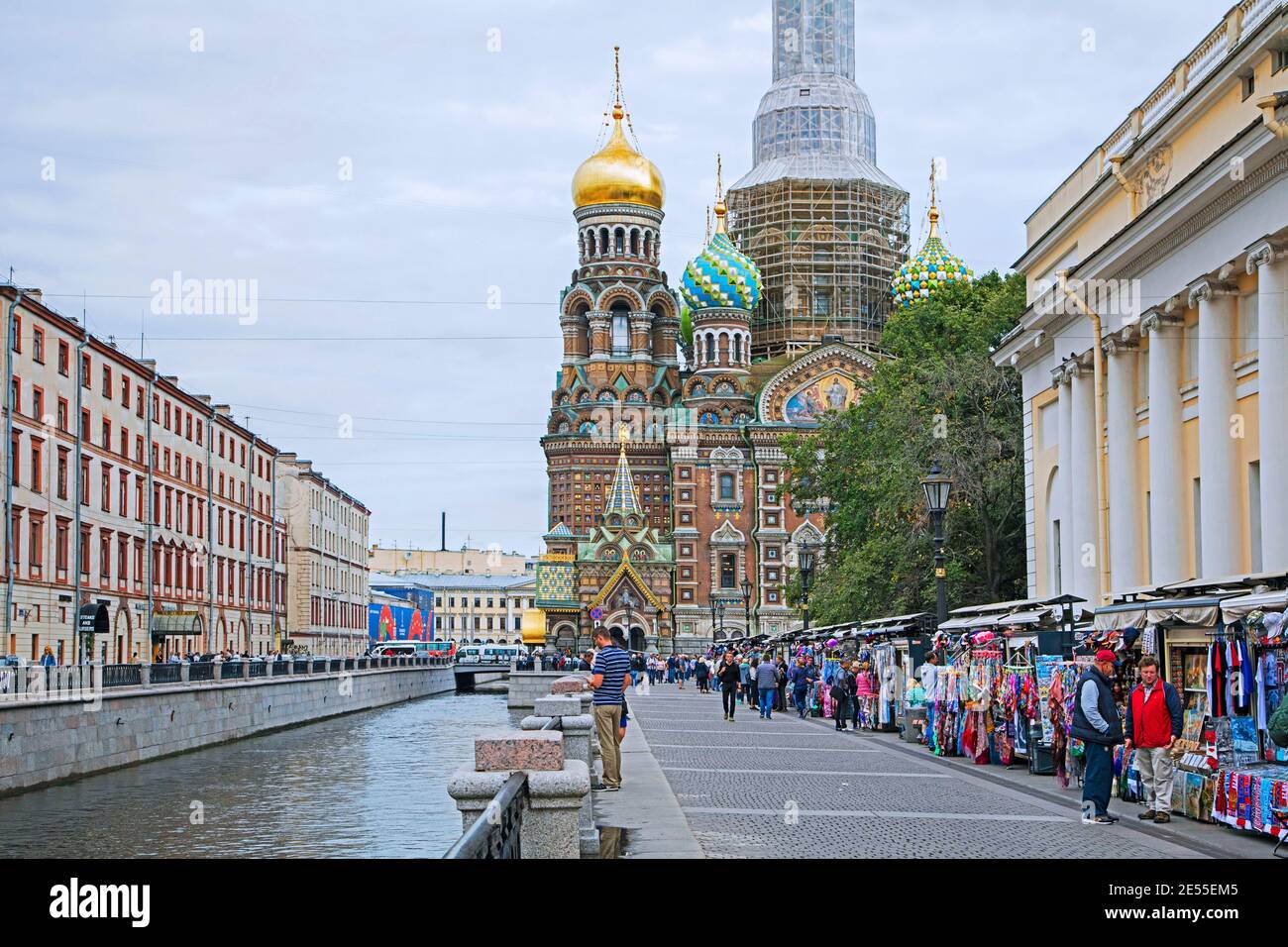 Negozi di souvenir e Chiesa del Salvatore sul sangue versato, ex chiesa ortodossa russa, ora museo nella città di San Pietroburgo, Russia Foto Stock