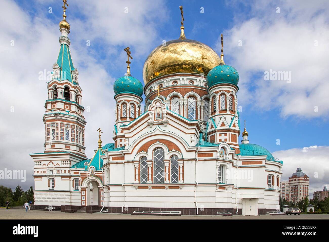La colorata Cattedrale della Dormizione di Omsk, una delle più grandi chiese della Siberia con elementi architettonici medievali russi e bizantini, la Russia Foto Stock